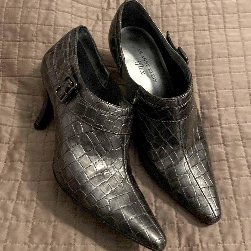 Anne Klein Windel gray/silver alligator print booties with heel